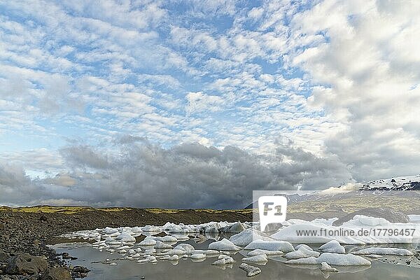 Glacier lagoon Fjallsarlon  Vatnajokull National Park  Iceland  Europe