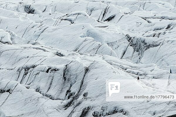 Gletscherwanderer auf dem Svinafell-Gletscher  Svinafellgletscher  Svinafell  Skaftafell Nationalpark  Vatnajökull Nationalpark  Island  Europa