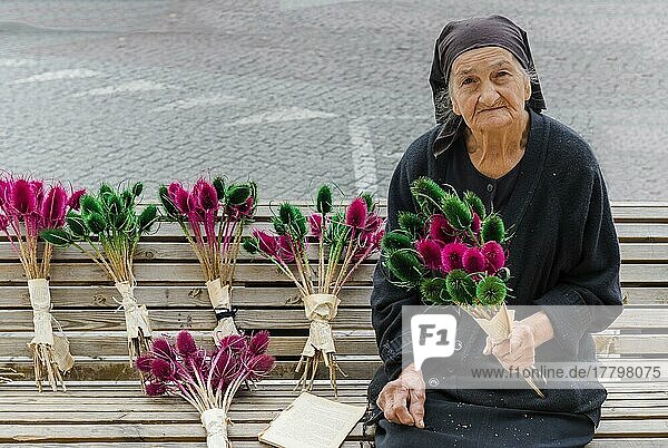 Georgische Frau verkauft Blumen auf einer Bank  Freiheitsplatz  Tiflis  Georgien  Kaukasus  Naher Osten  Nur für redaktionellen Gebrauch  Asien
