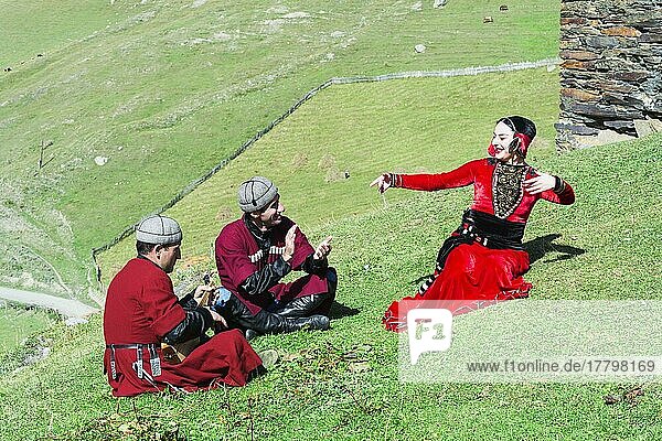 Georgische Menschen einer folkloristischen Gruppe spielen Panduri und tanzen in traditioneller georgischer Kleidung  Nur für redaktionelle Zwecke  Ushguli  Region Swanetien  Georgien  Asien