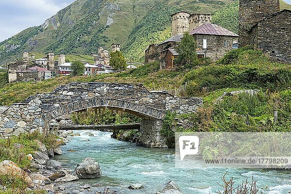 Traditionelle mittelalterliche svanetische Turmhäuser  Steinbrücke über den Fluss Patara Enguri  Dorf Ushguli  Region Svaneti  Kaukasus  Georgien  Asien