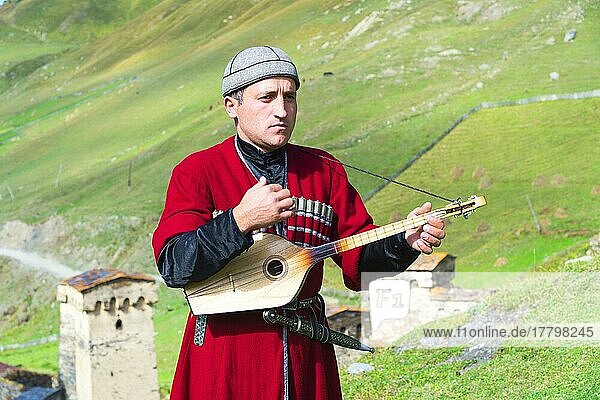 Georgischer Musiker einer Folkloregruppe spielt Panduri  Nur für redaktionelle Zwecke  Ushguli  Region Swanetien  Georgien  Asien