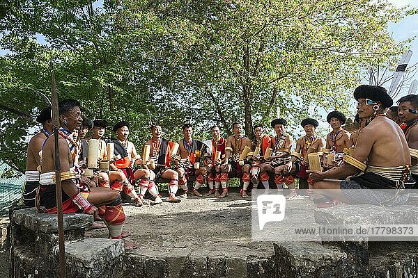 Naga-Stammesangehörige vor einem traditionellen Haus  Kisima Nagaland Hornbill Festival  Kohima  Nagaland  Indien  Asien
