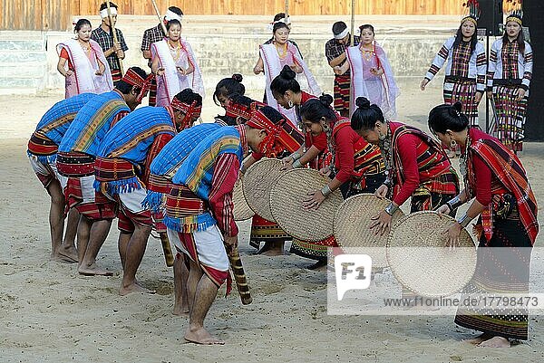 Rituelle Stammestänze beim Hornbill Festival  Kohima  Nagaland  Indien  Asien