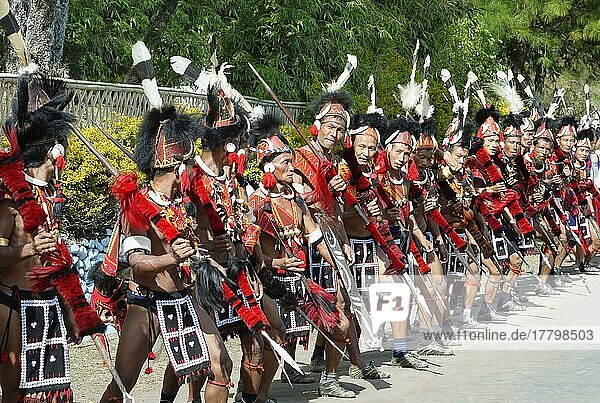 Darsteller einer Naga-Stammesgruppe stehen in einer Reihe  um die Offiziellen beim Hornbill Festival zu begrüßen  Kohima  Nagaland  Indien  Asien