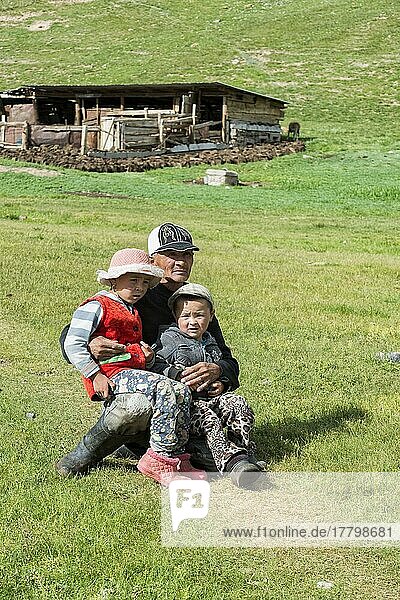 Kirgisischer Mann mit seinen zwei Kindern  Sary Jaz Tal  Issyk Kul Region  Kirgisistan