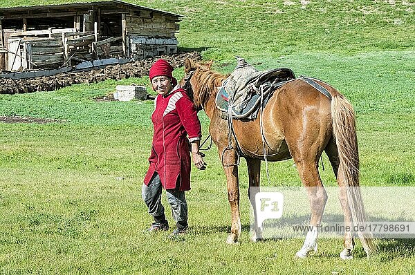 Kirgisische Frau mit Pferd  Sary Jaz Tal  Issyk Kul Region  Kirgisistan