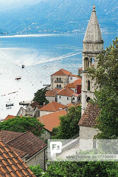 Glockenturm der alten Kirche mit Blick auf die Bucht von Kotor  Altstadt von Perast  Montenegro  Europa