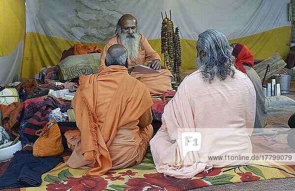 Pilger versammeln sich und meditieren in einem Zelt  Allahabad Kumbh Mela  größte religiöse Versammlung der Welt  Uttar Pradesh  Indien  Asien