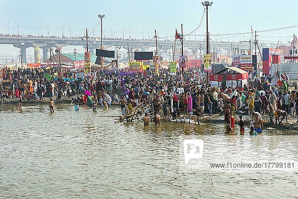 Pilger  die darauf warten  zum rituellen Baden in den Ganges zu steigen  Allahabad Kumbh Mela  größte religiöse Versammlung der Welt  Uttar Pradesh  Indien  Asien