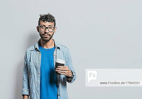 Porträt eines jungen Mannes mit Pappbecher Kaffee  Eine Person mit Pappbecher Kaffee in isoliertem Hintergrund  Menschen mit Pappbecher Kaffee isoliert