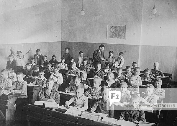 Schulklasse  Klassemzimmer in einer Grundschule um 1920  Deutschland  Historisch  digital restaurierte Reproduktion einer Originalvorlage aus dem 19. Jahrhundert  Europa