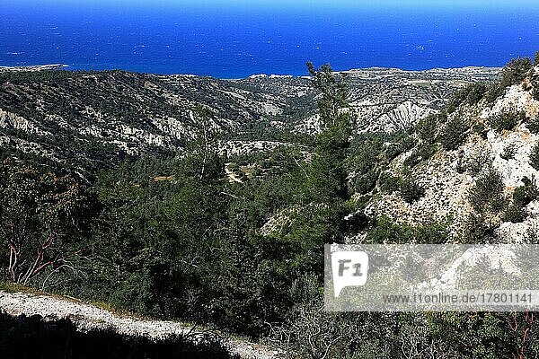 Blick vom Besparmak-Gebirge auf Landschaft und Meer  Küstenregion  Nordzypern