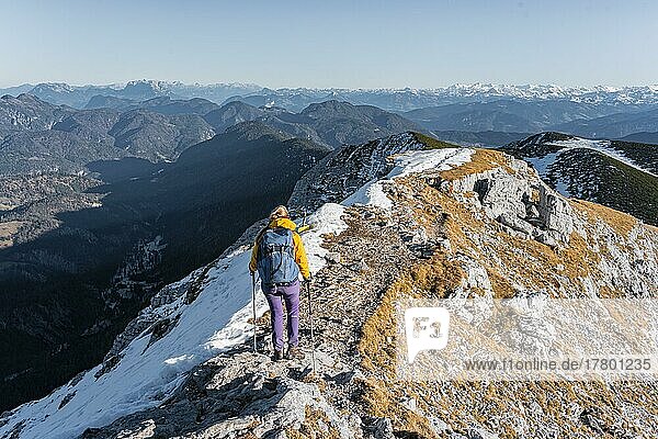Bergsteigerin läuft Bergkamm entlang  schneebedeckte Berge  Wanderung zum Guffert  Brandenberger Alpen  Tirol  Österreich  Europa