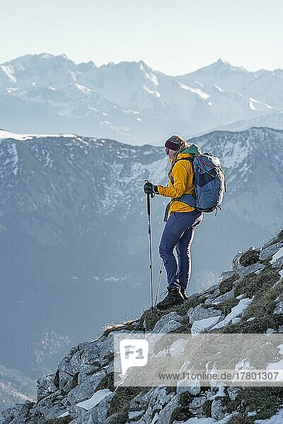Bergsteigerin an einer Kante  schneebedeckte Berge  Wanderung zum Guffert im Winter  Brandenberger Alpen  Tirol  Österreich  Europa