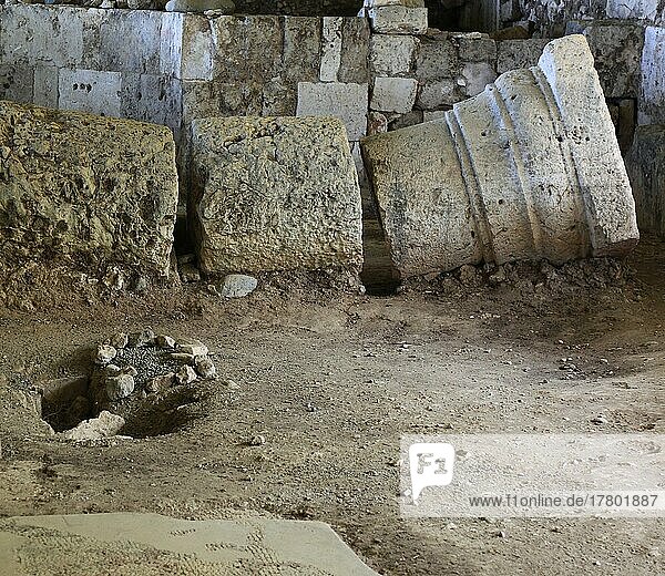 Ruinen der antiken Kupferstadt Soli  Soloi  Karovostasi aus der fruehchristlichen Zeit  Teile von Säulen in der fruehchristlichen Basilika  Nordzypern