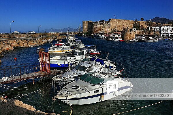 Hafenstadt  Altstadt von Girne  Kyrenia  Hafen und ein Teil der Festung  Nordzypern