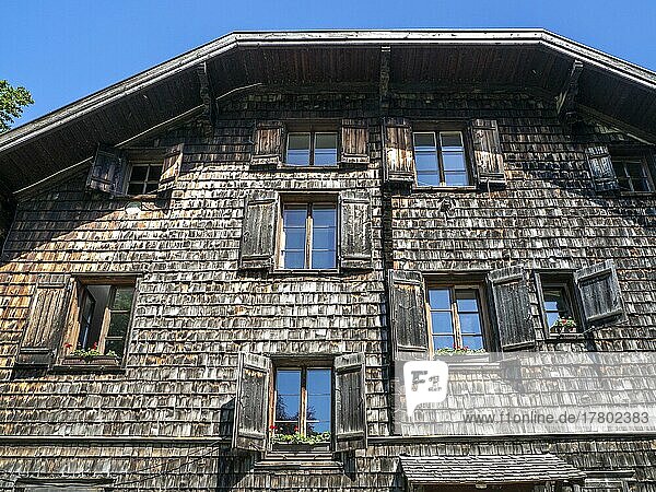 Haus mit Holzschindeln am Wolfgangsee im Salzkammergut  St. Gilgen  Salzburg-Umgebung  Österreich  Europa