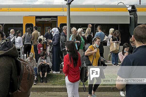 Chaos im Nahverkehr  9 Euro Ticket  Zug hält ungeplant vor der Endstation und Alle müssen aussteigen  Holzwickede  Ruhrgebeit  Deutschland  Europa
