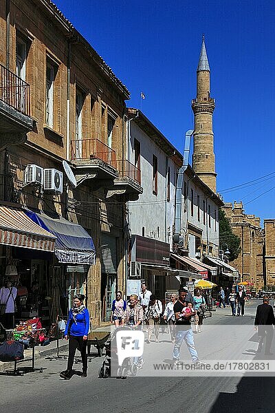 Lefkosa  Lefkosia  geteilte Hauptstadt von Nordzypern  Straßenszene in der Altstadt  Tuerme der Selimiye Moschee  Nordzypern