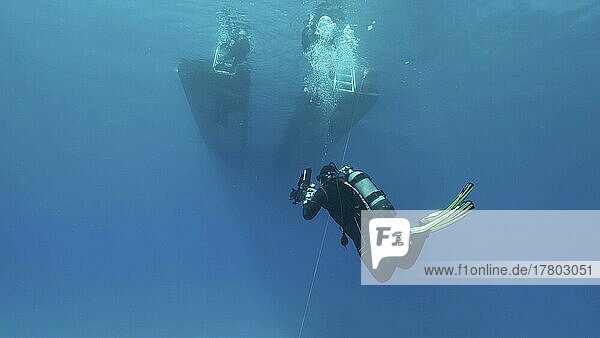 Taucher schwimmen in Richtung Tauchboot in blauem Wasser. Mittelmeer  Zypern  Europa