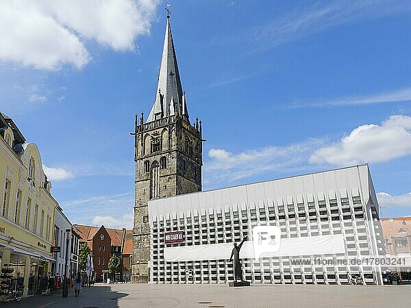 Katholische Pfarrkirche St. Mariä Himmelfahrt mit der Klagemauer  Ahaus  Münsterland  Westfalen  Nordrhein-Westfalen  Deutschland  Europa