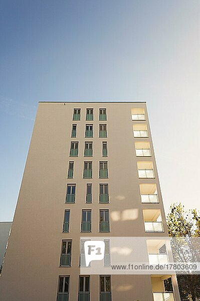 Moderner Wohnblock  noch nicht bezogen  helle Fassade  Balkone  München  Oberbayern  Bayern