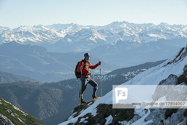 Mountaineers on the rocky summit ridge with the first snow in autumn  hiking trail to Guffert  mountain panorama in the background  Brandenberg Alps  Tyrol  Austria  Europe