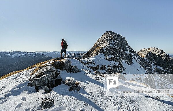 Climbers on the rocky summit ridge with first snow in autumn  hiking trail to Guffert  solar reflex  Brandenberg Alps  Tyrol  Austria  Europe