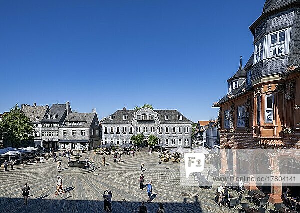 Marktplatz mit Marktbrunnen  Kaiserringhaus mit Schieferfassade und historischem Gildehaus Kaiserworth (re.)  heute Hotel und Restaurant  Goslar  Harz  Niedersachsen  Deutschland  Europa