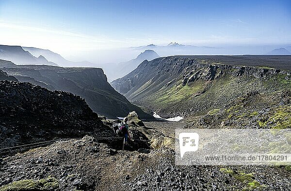 Wanderin am Wanderweg Fimmvörðuháls  Blick in Schlucht aus Vulkanstein  Heljarkambur  Þórsmörk Nature Reserve  Suðurland  Island  Europa