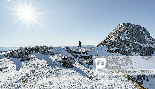 Bergsteiger am felsigen Gipfelgrat mit erstem Schnee im Herbst  Wanderweg zum Guffert  Sonnenstern  Brandenberger Alpen  Tirol  Österreich  Europa