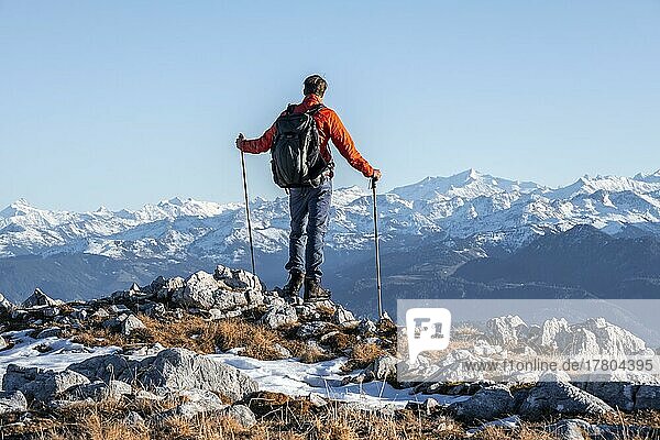 Mountaineer in front of mountain panorama  hiking trail at Guffertstein  in the background main alpine ridge with Großvenediger  in autumn  Brandenberg Alps  Tyrol  Austria  Europe