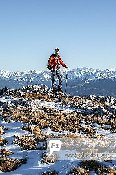 Mountaineer in front of mountain panorama  hiking trail at Guffertstein  in the background main alpine ridge with Großvenediger  in autumn  Brandenberg Alps  Tyrol  Austria  Europe