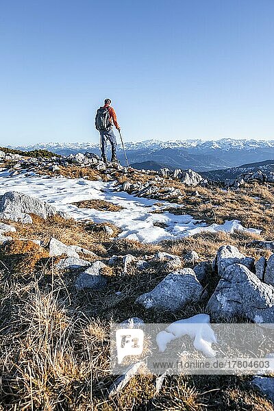 Bergsteiger vor Bergpanorama  Wanderweg am Guffertstein  hinten Alpenhauptkamm mit Großvenediger  im Herbst  Brandenberger Alpen  Tirol  Österreich  Europa