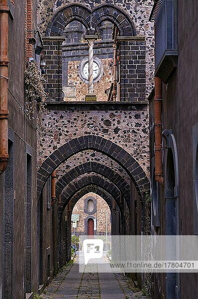 Via degli Archi  Straße der vier Torbögen  hinten Glockenturm der Kirche Chiesa San Nicola  Randazzo  Sizilien  Italien  Europa