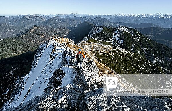 Climbers on the summit ridge with first snow in autumn  hiking trail to Guffert  view of mountain panorama  Brandenberg Alps  Tyrol  Austria  Europe