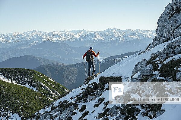 Bergsteiger am felsigen Gipfelgrat mit erstem Schnee im Herbst  Wanderweg zum Guffert  hinten Bergpanorama  Brandenberger Alpen  Tirol  Österreich  Europa