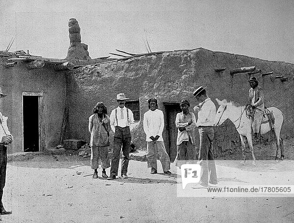 Nachfahren der alten Azteken und Nachfahren der spanischen Eroberer vor einem Lehmziegelhaus in New Mexico  ca 1880  Amerika  Historisch  digital restaurierte Reproduktion einer Fotovorlage aus dem 19. Jahrhundert