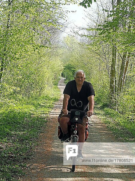 Radfahrer mit Gepäck auf schmalem Waldweg  Svendborg  Herrenhausroute  Fünen  Dänemark  Europa