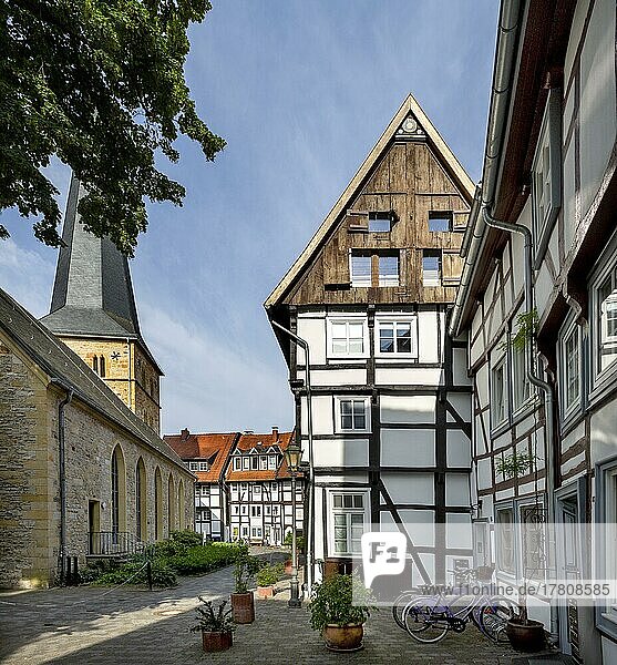 Apostelkirche und ringförmige Bebauung mit historischen Fachwerkhäusern  am Kirchplatz  Gütersloh  Ostwestfalen  Nordrhein-Westfalen  Deutschland  Europa