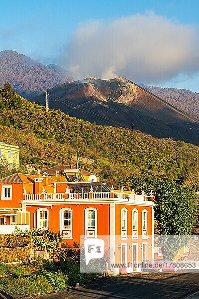 Historisches kanarisches Haus  hinten der Krater des neuen Vulkans Tajogaite vom Ausbruch 2021  Tajuya  Insel La Palma  Kanarische Inseln  Spanien  Europa