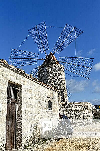 Traditionelle Windmühle zur Salzgewinnung  Radfahrer  Tourist vor Mulino Maria Stella  Trapani  Salzstraße  Sizilien  Italien  Europa
