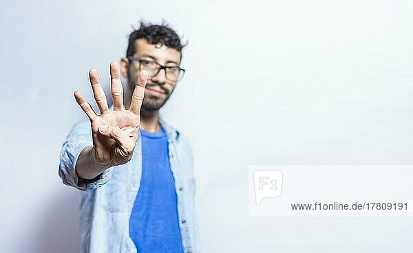 Porträt von Menschen Zählen der Zahl vier auf isolierten Hintergrund. Person Hand Zählen der Zahl vier. Handsome Kerl Hand zeigt Zahl vier