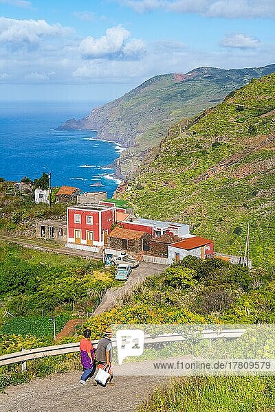 Häuser im Dorf El Tablado und Steilküste am Atlantik  Insel La Palma  Kanarische Inseln  Spanien  Europa