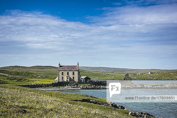 Küstenszene mit dem Herrenhaus Burrastow House  Walls  West Mainland  Shetland Inseln  Schottland  Großbritannien  Europa