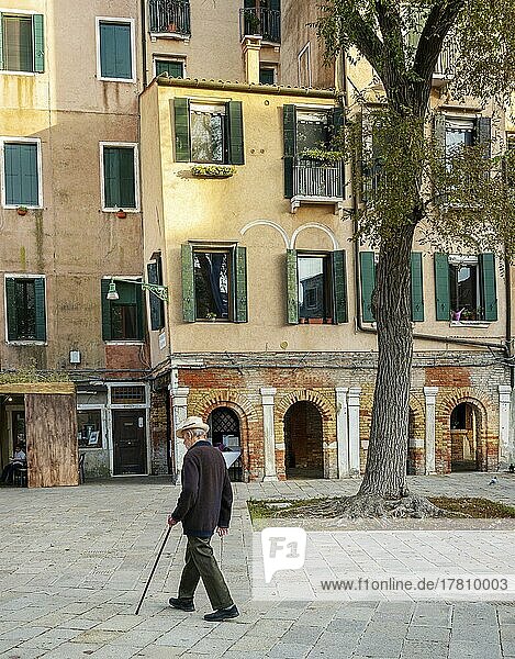 Senior mit Spazierstock im jüdischen Viertel von Venedig  Venedig  Italien  Europa