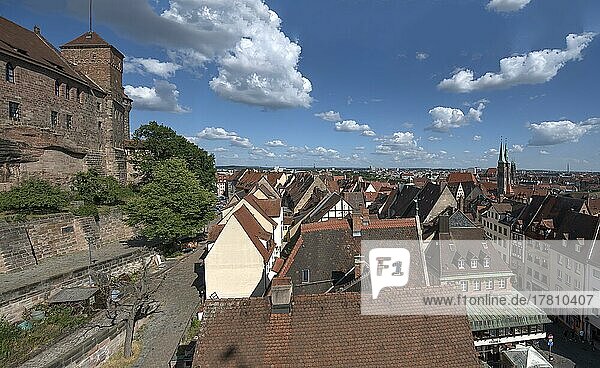 Blick auf die Altstadt  links die Kaiserburg  rechts St. Sebald und St. Lorenz  Nürnberg  Mittelfranken  Bayern  Deutschland  Europa