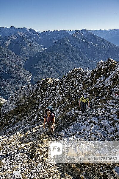 Bergsteiger beim Aufstieg  Wanderweg zur Arnspitze  bei Mittenwald  Bayern  Deutschland  Europa