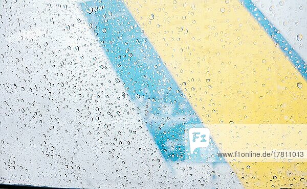 Wassertropfen auf dem Fenster auf Glas Hintergrund  Nahaufnahme von Wassertropfen auf Glas in einem regnerischen Tag  Makro von Wassertropfen auf den Fenstern